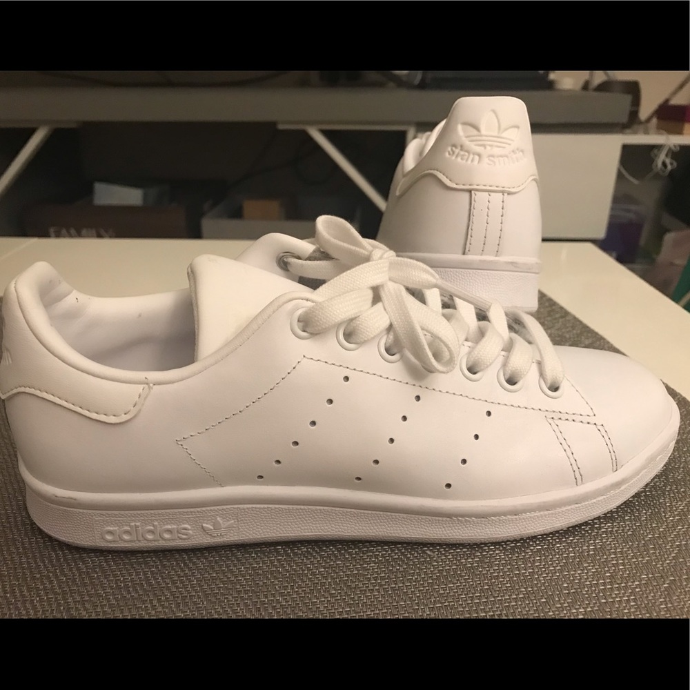 adidas *STAN SMITH* sneakers.
